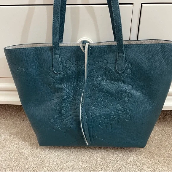 Vegan leather tote with insert n crossbody strap - Picture 10 of 10